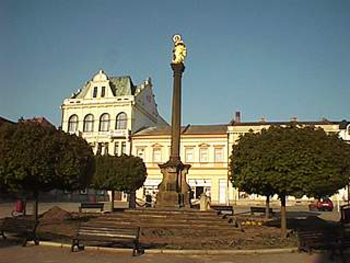 Do Ousti jezdívá se housti...