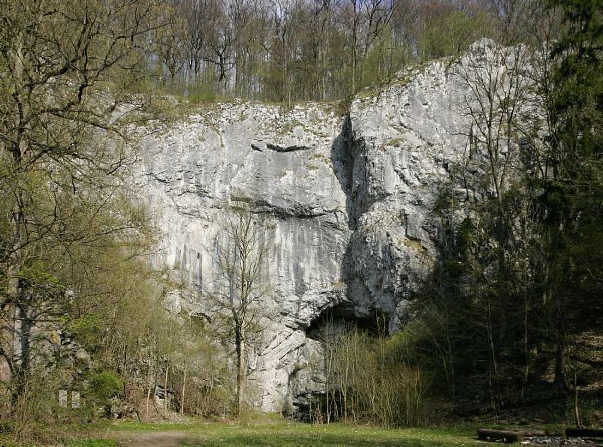 Tajemná Býčí skála neustále přitahuje
