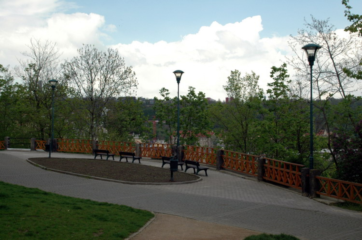 Pražské zahrady, zastavení čtyřicáté osmé - vrch a park Mrázovka