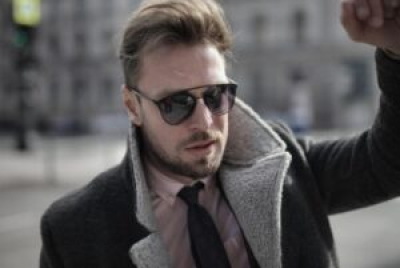 Elegantní pánská stylizace pro vánoční procházku