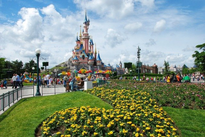 Kam v říjnu na výlet do zahraničí? Do Disneylandu Paříž, zábavních parků Gardaland či Güell