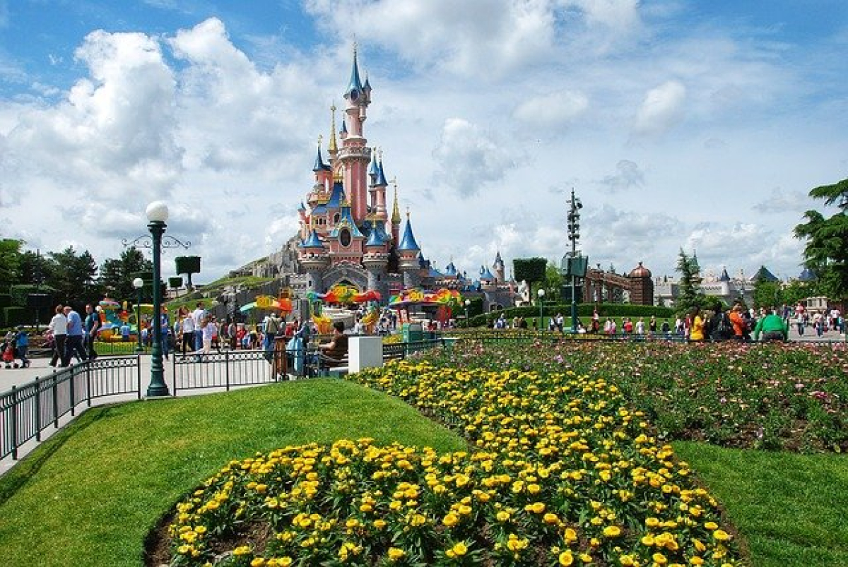 Kam v říjnu na výlet do zahraničí? Do Disneylandu Paříž, zábavních parků Gardaland či Güell